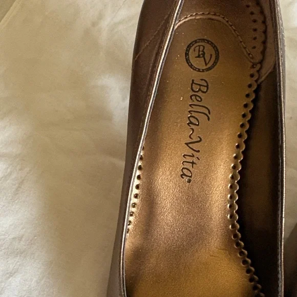 Bella Vita Women's Bronze Pumps size 7. New. Leather Uppers - Picture 2 of 5